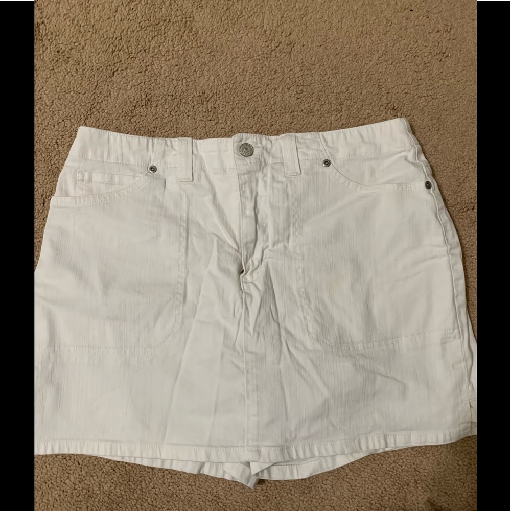 Gloria Vanderbilt White Skort